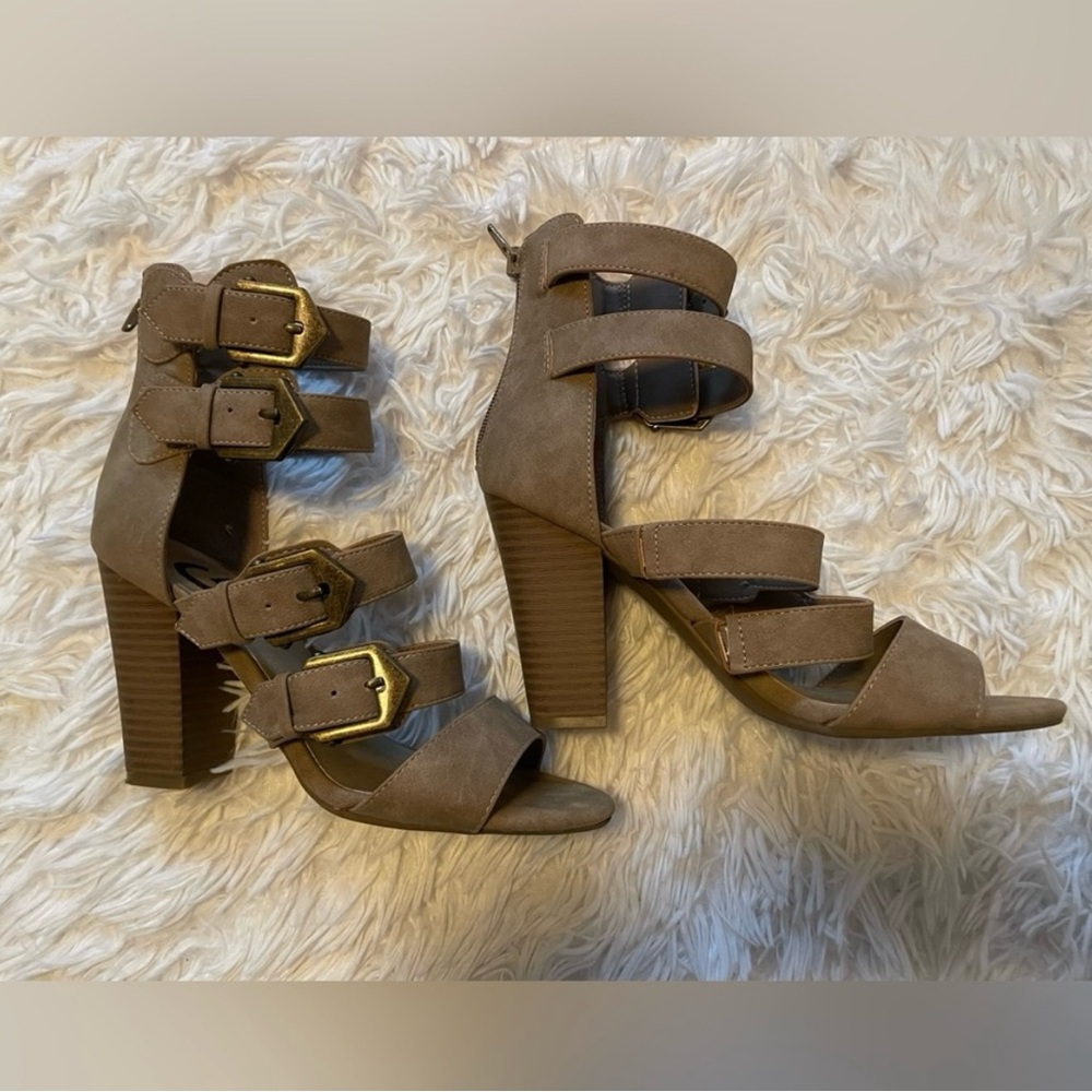 Guess Strappy Leather High Heel Back Zip Closure Open Toe 
4" Heel 
Size 7